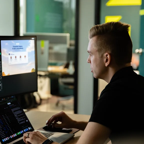 A Setsail web developer at work