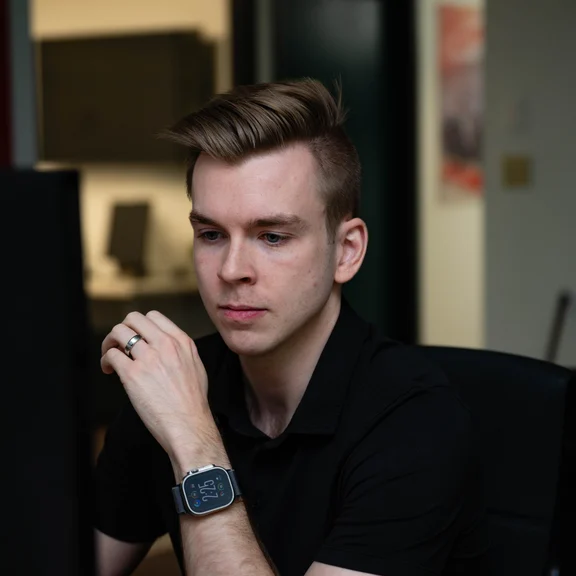 A Setsail strategist thinking at his monitor