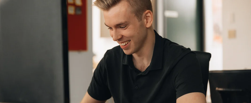 A Setsail Marketing team member at his desk in the studio